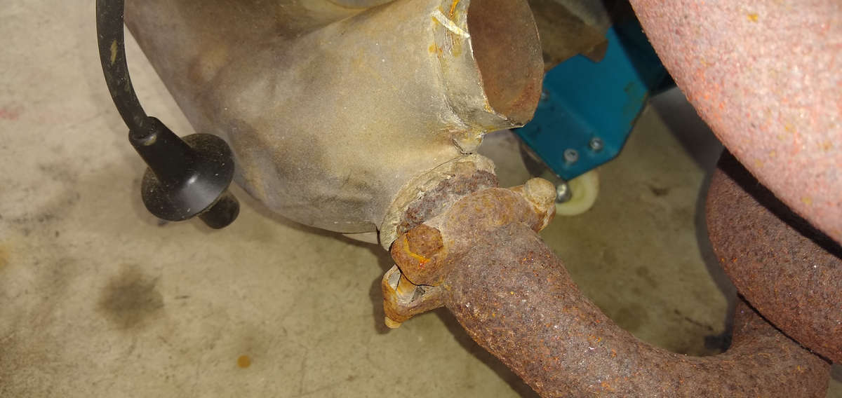 AE Engine - Driver side exhaust/heat exchanger connection