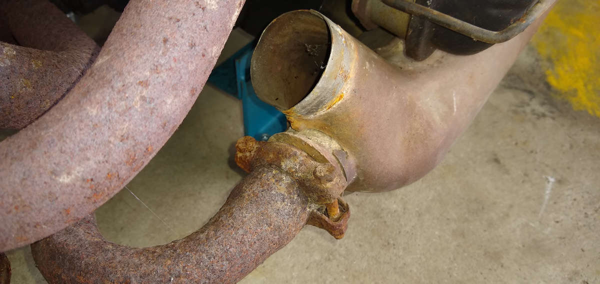 AE Engine - Passenger Side exhaust/heat exchanger connection